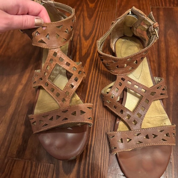 Guess Zip Up Patterned Gladiator Sandals - Picture 2 of 7